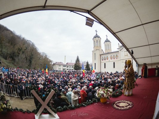 Sute de credincioși aşteaptă să se închine și să se roage la Mănăstirea Peștera Sfântului Andrei