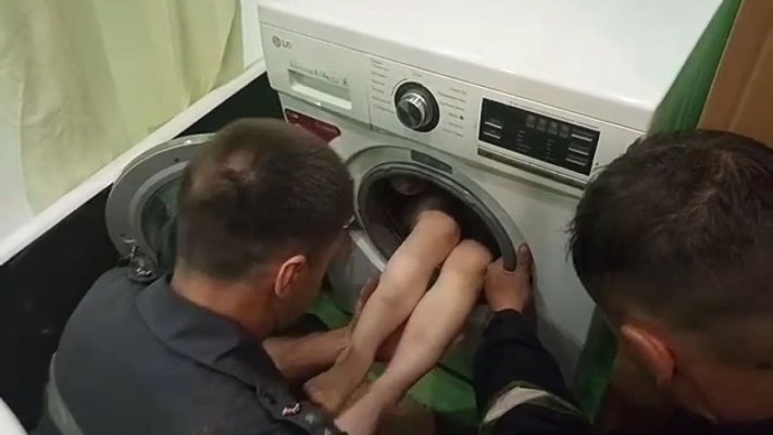 O fetiţă de 8 ani a rămas blocată într-o maşină de spălat, în timp ce se juca de-a v-aţi ascunselea