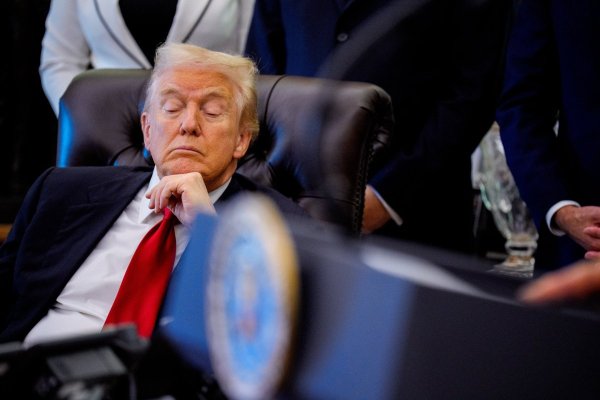 Imagini virale cu Donald Trump: Președintele SUA își ţine cu greu ochii deschişi în timpul unui eveniment