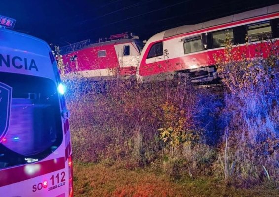 Mai multe persoane au fost rănite, după ce două trenuri s-au ciocnit, în Slovacia. Video