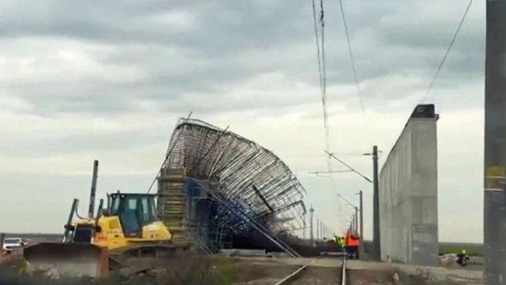 Structura unui pasaj rutier a căzut pe liniile de cale ferată, între Timişoara şi Arad. Traficul a fost oprit. Video