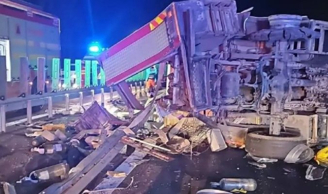 Cinci pompieri au fost răniți, după ce autospeciala cu care se deplasau spre o intervenție s-a răsturnat