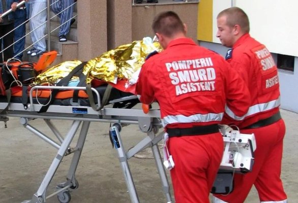 Incendiu puternic, la un bloc din Hârșova. Un bărbat a ajuns la spital cu arsuri grave și 9 persoane au fost evacuate