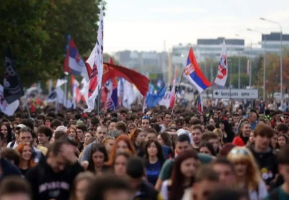Zeci de mii de sârbi aduc un omagiu victimelor tragediei din Novi Sad în care au murit 16 persoane
