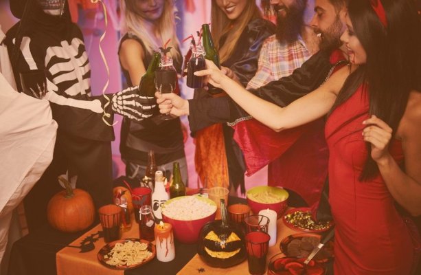 Mai multe persoane au leşinat brusc la o petrecere uriașă de Halloween, în oraşul german Stuttgart