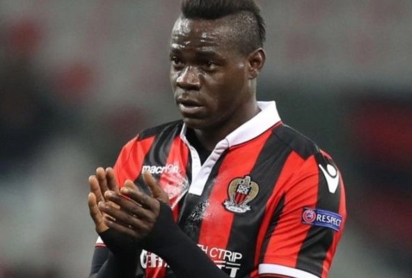 Fotbal: Mario Balotelli sărbătorește plecarea lui Patrick Vieira de la Genoa
