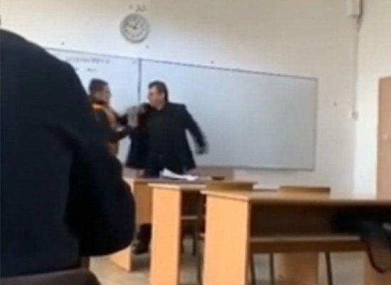 Anchetă într-un liceu din țară, după ce un elev a agresat un profesor. De la ce a pornit scandalul. Video