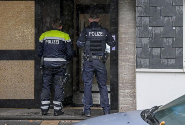Un român din Germania a fost arestat, după ce a desenat cu propriul sânge svastici pe automobile și ziduri