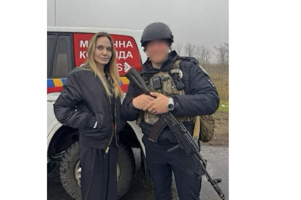 Angelina Jolie, vizită cu probleme în Ucraina! Șoferul ei a fost săltat din trafic și trimis direct pe front