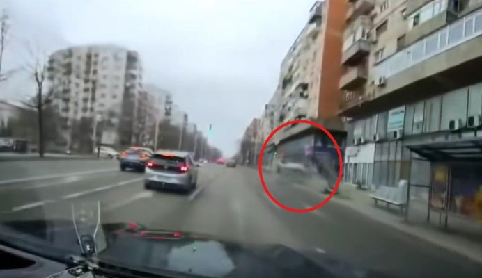 O mașină scăpată de sub control a trecut razant pe lângă mai mulți oameni care așteptau autobuzul și s-a răsturnat. Video