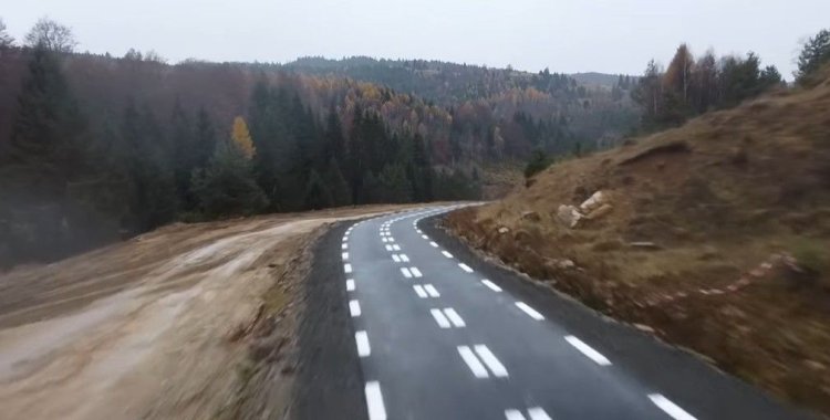Un sat cu 14 oameni și cu drumuri din pământ are pistă asfaltată de biciclete care trece prin pădurea cu urși. Video