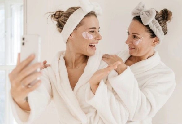 Un dermatolog transmite un mesaj dur: Skin care-ul nu ajută dacă dormi puțin, bei puțină apă și fumezi