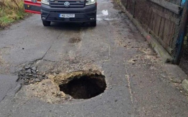 Doi bărbați au ajuns la spital, după ce au căzut într-o groapă, în timp ce mergeau pe stradă