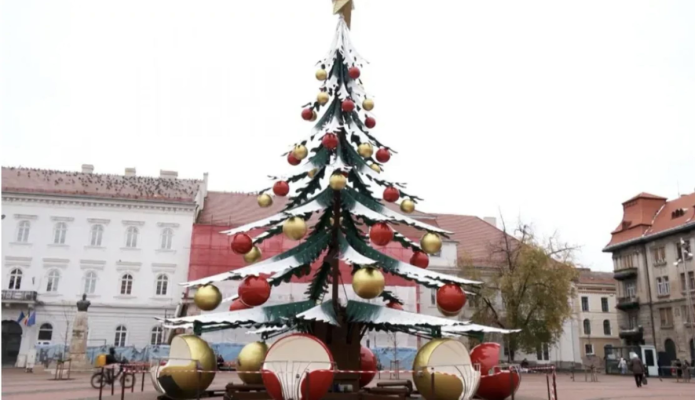 Bradul neobișnuit de Crăciun din Timişoara a stârnit nemulțumiri din partea localnicilor