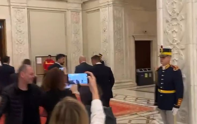 Mai mulți jurnaliști au fost îmbrânciți pentru a nu-i adresa întrebări premierului Ilie Bolojan. Video