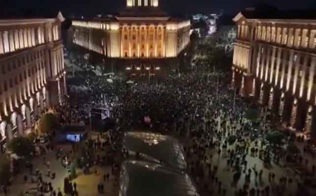 Proteste de amploare în Bulgaria: Manifestanţii au aruncat cu sticle şi petarde în poliţişti. Video