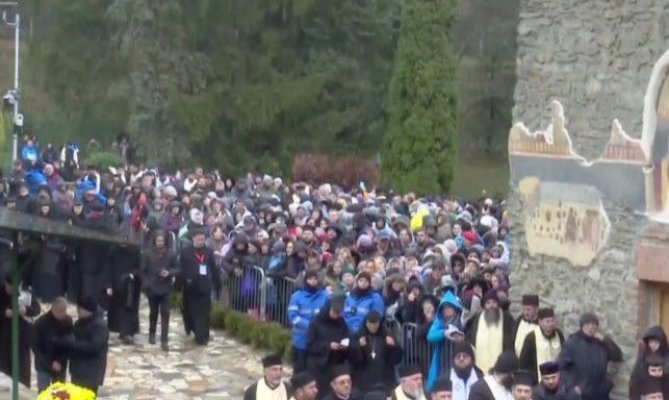 Zeci de pelerini au avut nevoie de ajutor medical, la slujba de canonizare a părintelui Arsenie Boca