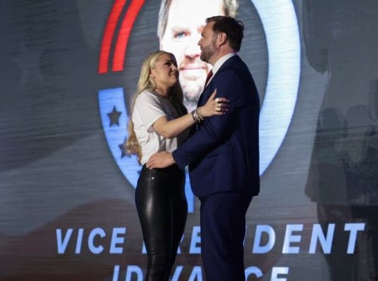 Speculații de amantlâc la nivel înalt! JD Vance, acuzat că își va părăsi soția pentru Erika Kirk