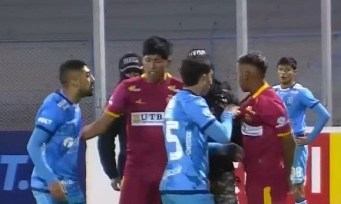 Fotbal: 17 cartonaşe roşii într-un meci din sferturile Cupei Boliviei