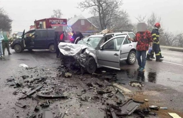 Accident rutier grav cu trei mașini implicate, pe DN 17. Trei adulți și trei copii au ajuns la spital