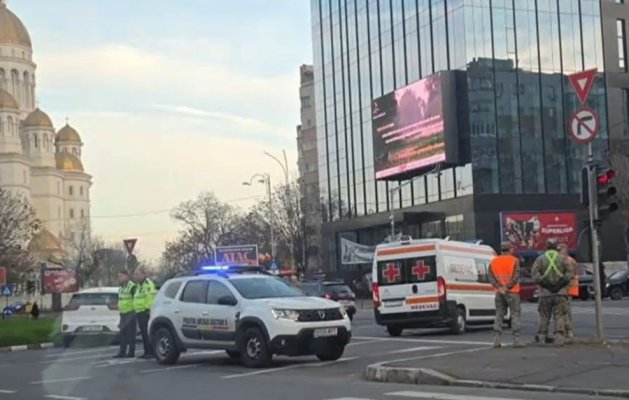 O ambulanță în care se aflau mai mulți militari a fost implicată într-un accident rutier