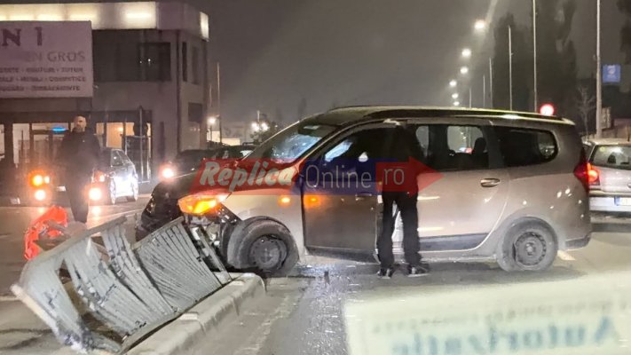 Pericol pe bulevardul Aurel Vlaicu! Un autoturism s-a răsturnat și a intrat într-un scuar pentru pietoni. Video