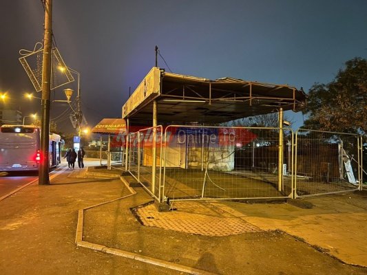 Dărăpănătura din stația de autobuz de la Poarta 2 rămâne un pericol nerezolvat pentru trecători. Video    