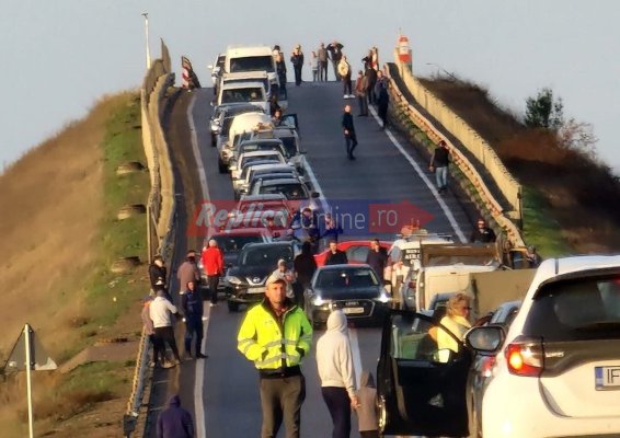 O fetiță a ajuns la spital în urma accidentului cu trei mașini de pe podul de la Cumpăna. Traficul blocat