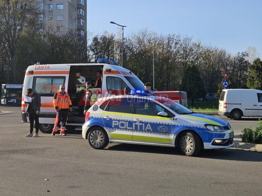 Un livrator Glovo a ignorat semnul de circulație ”Cedeză trecerea” și a intrat într-o autoutilitară. Video