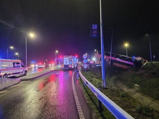 Plan Roșu de Intervenție, la ieșire din Brăila: Un autobuz cu 24 de persoane la bord s-a răsturnat. Video