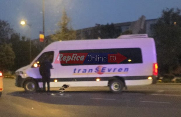 Șoferul unui microbuz a plecat de la locul accidentului, după o coliziune cu un autoturism, în zona Dacia. Video