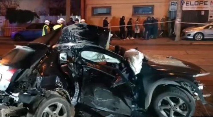 O tânără de 20 de ani a murit după ce mașina în care se afla a intrat în stâlp