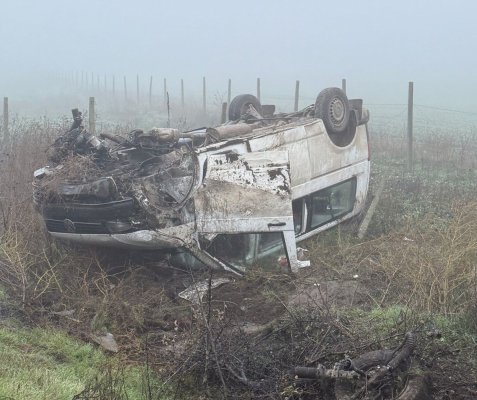 Accident grav la Viișoara. Un microbuz cu 9 persoane s-a răsturnat pe câmp. 5 persoane au ajuns la spital