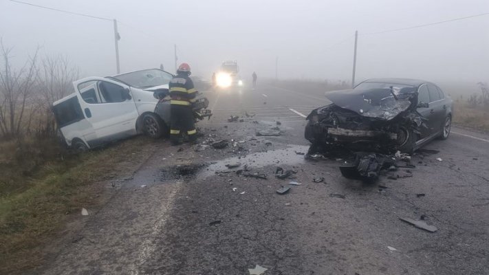 Accident în care au fost implicate două autoturisme şi un microbuz, pe DN 14: trei persoane au fost rănite