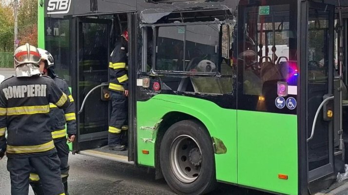 Accident grav între un tramvai și un autobuz în București: 8 victime