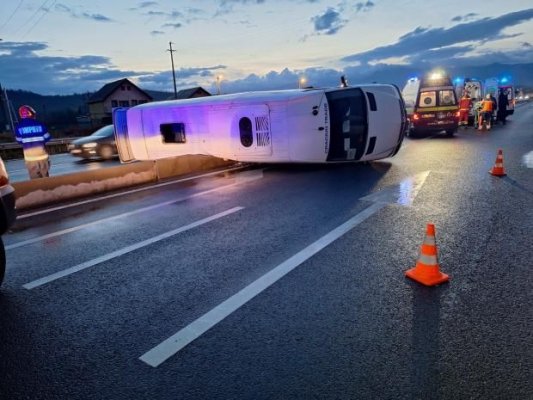 12 persoane implicate într-un accident dintre un autoturism şi un microbuz