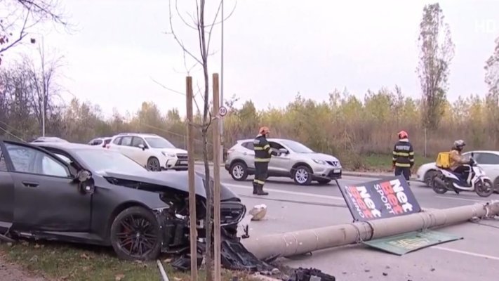 Accident grav în București: O șoferiță a retezat un stâlp de iluminat în Pipera