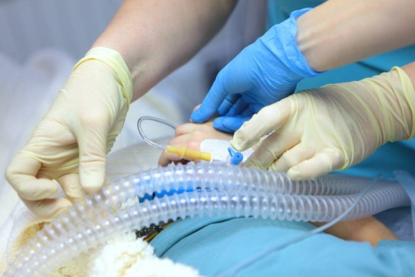 Un medic anestezist din Suceava lua droguri în timpul operațiilor: Polițiștii l-au săltat din spital