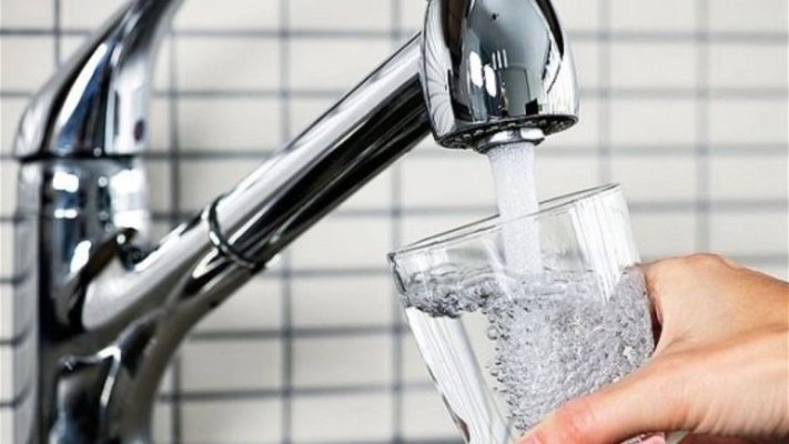 Riscul din paharul cu apă, egal cu cel al sedentarismului. Ce spun specialiștii