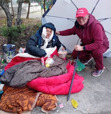 Voluntarii Asociației Suflete deschise au sărit în ajutorul femeii care doarme sub cerul liber, pe I.C. Brătianu