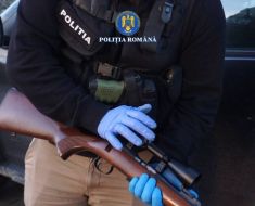 Două persoane și o societate comercială au fost trimise în judecată pentru uz de armă fără drept