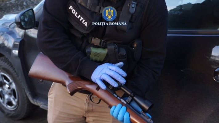Două persoane și o societate comercială au fost trimise în judecată pentru uz de armă fără drept