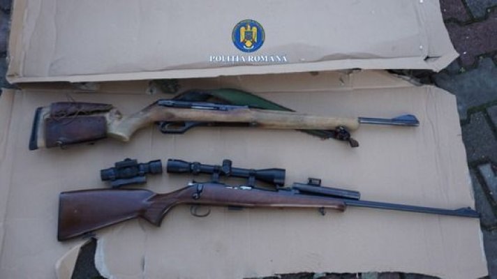 Doi bărbaţi au fost reţinuţi după ce au ridicat un colet cu două arme letale