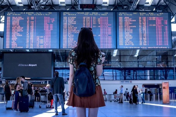 TOP 5 eSIM pentru călătorii: comparație între Yesim, Airalo, Holafly, eSIM Plus și Saily în 2025