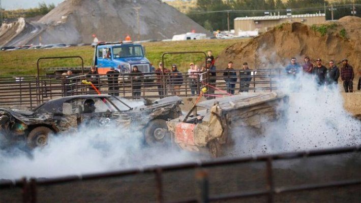 Treisprezece persoane rănite după ce o maşină de demolition derby a intrat în mulţime