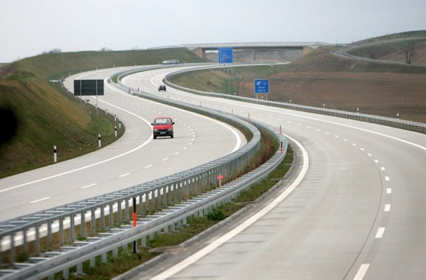 Pe o autostradă din Germania, cu 140 de km/h, doi tineri făceau cel mai periculos amor posibil