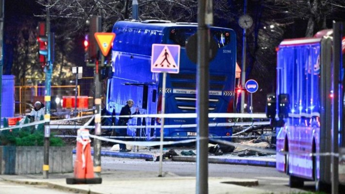 Mai multe persoane au murit după ce autobuzul în care se aflau s-a izbit de o stație din centrul Stockholmului