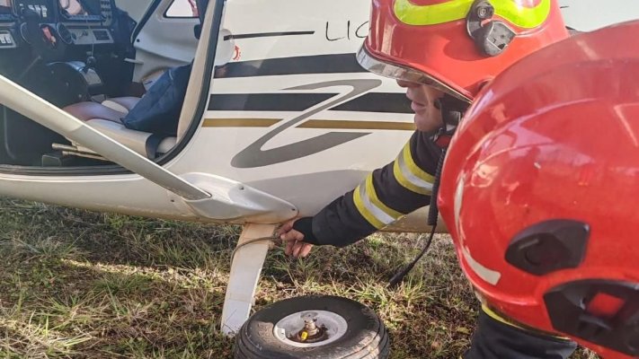 Un avion ușor a pierdut o roată în zbor, imediat după decolare, și a aterizat forțat, în Neamț