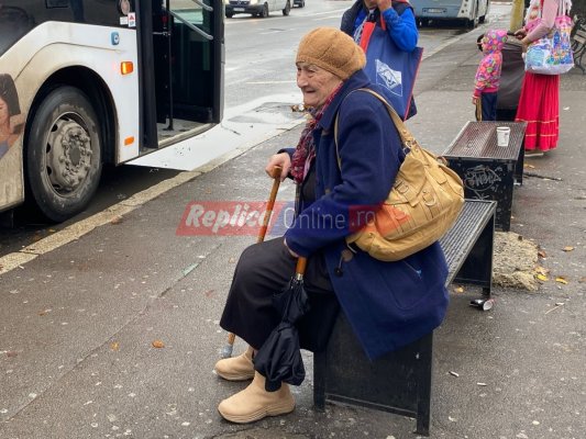 O bătrână a ajuns la spital, după ce a fost prinsă între ușile unui autobuz CT BUS! Video
