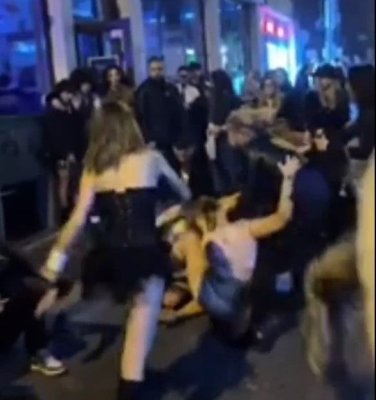 Bătaie ca-n filme între mai multe fete în noaptea de Halloween. Video